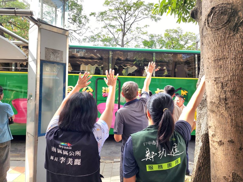 台中市南區區公所李美麗區長與人文課李文武課長與諸位貴賓向從軍役男依依揮手送別