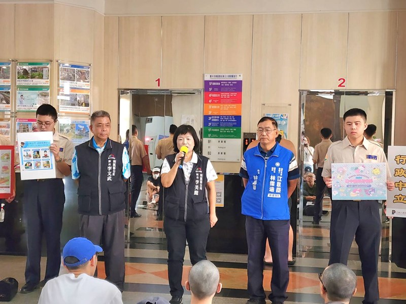 台中市南區區公所李美麗區長與人文課李文武課長對從軍役男政令宣導如反詐騙及宣傳115學年度起台中市公立與私立國中小營養午餐全面免費等活動