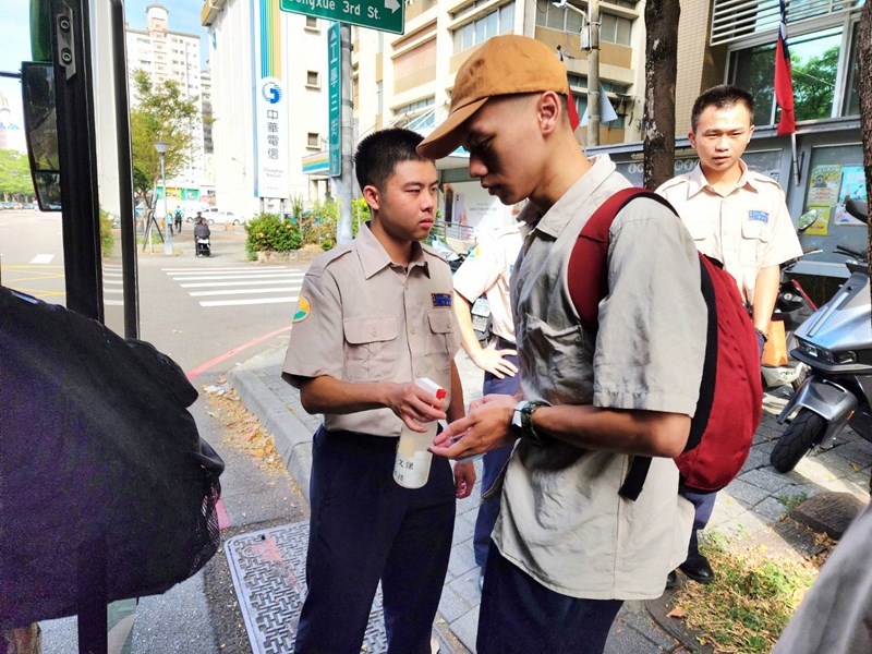 台中市南區區公所李美麗區長與人文課李文武課長重視送兵活動中從軍役男衛生防疫措施