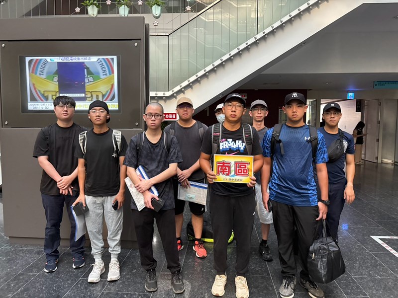 台中市南區從軍役男合影留念