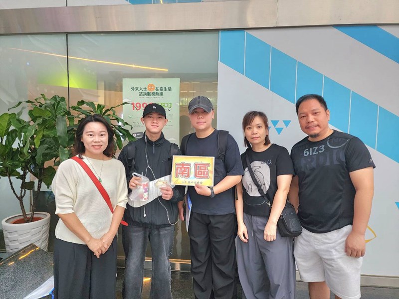 台中市南區從軍役男與家屬合影留念