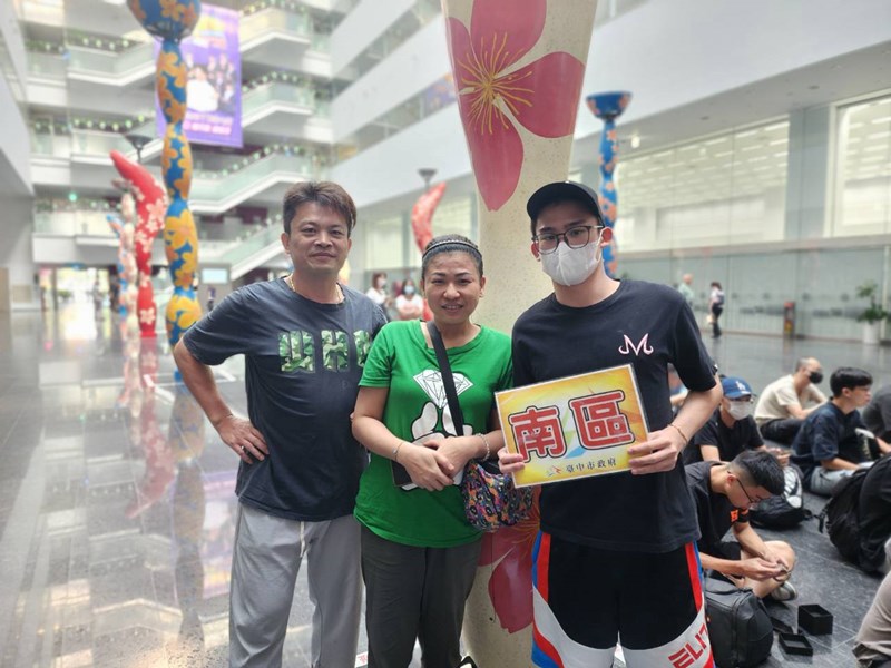 台中市南區從軍役男與家屬合影留念