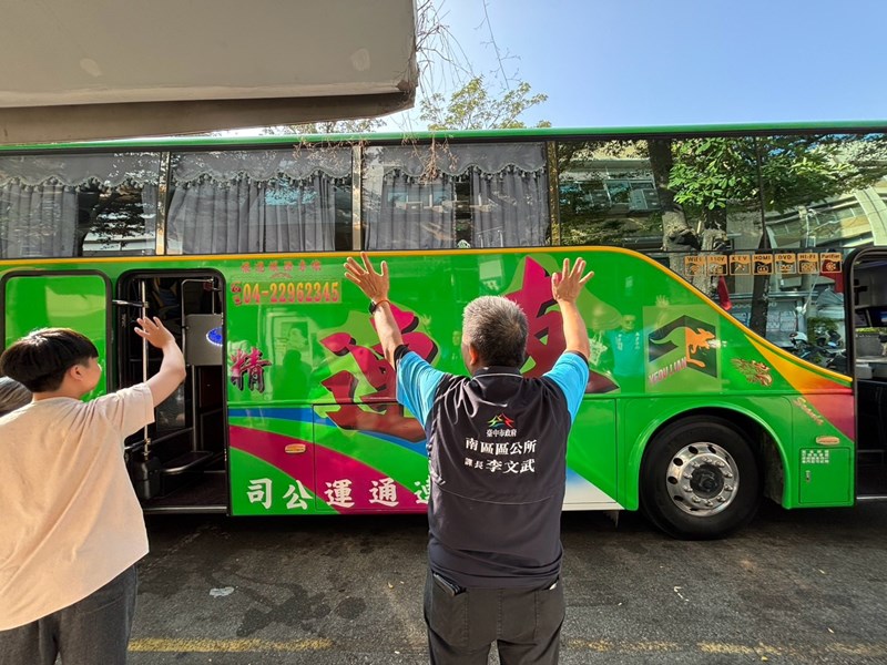 台中市南區區公所李美麗區長與人文課李文武課長與諸位貴賓向從軍役男依依揮手送別