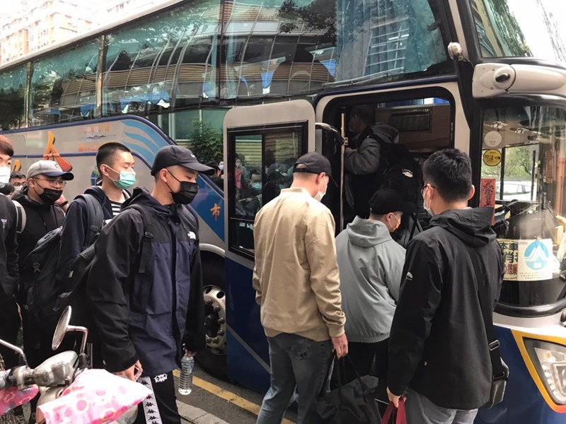 役男上車前往營區