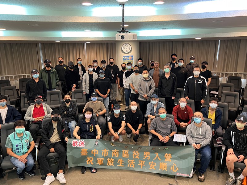 梁主秘與役男合影留念
